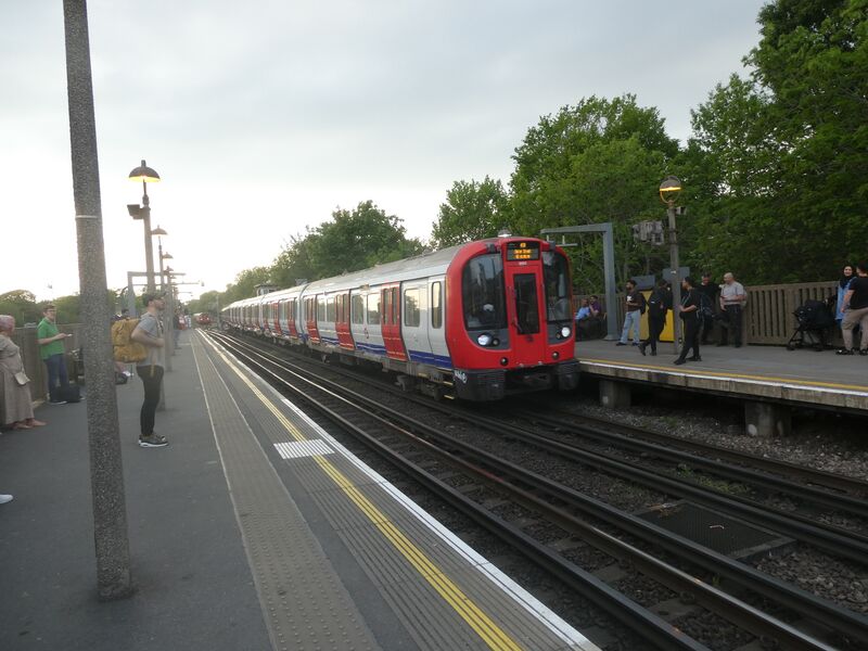 File:S8 Stock Raynes Lane.jpg