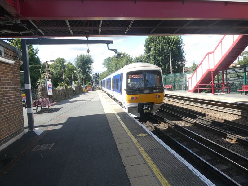 File:Chiltern Railways Class 165 at Amersham.jpg