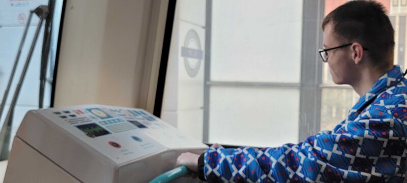 File:Tubetrainboy drives the DLR - zootfish.jpg